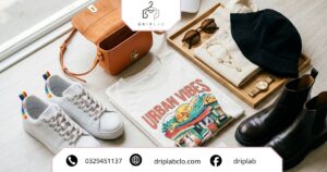 Outfit áo thun thời trang kết hợp giày sneaker, túi xách và phụ kiện tạo điểm nhấn cá tính, hiện đại