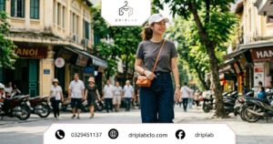 Outfit phối áo sơ mi với áo thun nữ tối giản, hài hòa, tránh layering quá nhiều giúp tổng thể gọn gàng và thời trang 