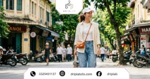 Outfit phối áo sơ mi với áo thun nữ tối giản, hài hòa, tránh layering quá nhiều giúp tổng thể gọn gàng và thời trang