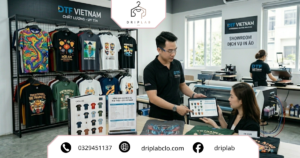 Bảng giá dịch vụ in áo theo yêu cầu 2026 với công nghệ in DTF, DTG, in lụa và thêu vi tính