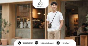Outfit mặc áo thun sao cho đẹp với quần kaki và phụ kiện tối giản