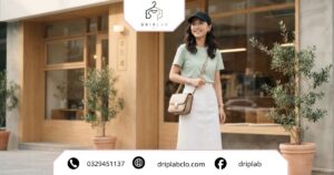 Outfit phối đồ với áo thun xanh lá nữ cùng chân váy trắng và sneaker phong cách Hàn Quốc
