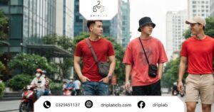 Phối áo thun đỏ theo phong cách casual, streetwear và năng động
