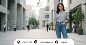 Phối đồ với áo thun xám nữ cùng quần jean xanh và giày sneaker phong cách trẻ trung